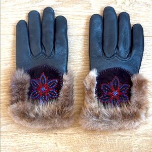 Elegant Black Leather Gloves with Fur Trim